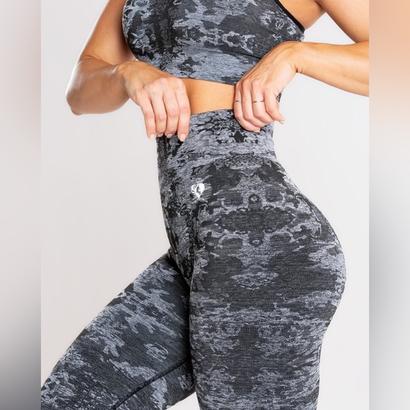 Women’s Best Camo Seamless Leggings Size Medium High-Waisted - Picture 10 of 11